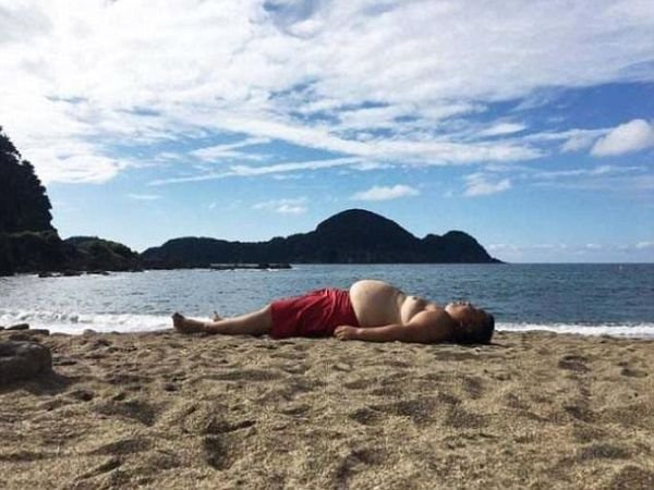 Funny hilarious coincidence men belly like mountain