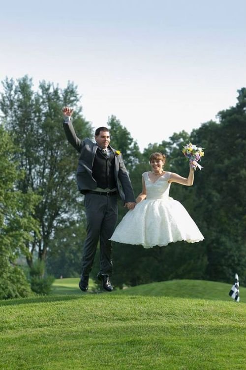 Funny wedding picture fail hilarious photo no feet illusion