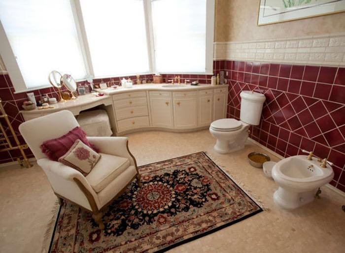 Bad real estate listing photos chair in bathroom