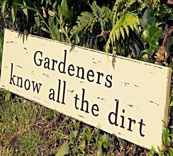 Funny Garden Sign gardeners know all the dirt