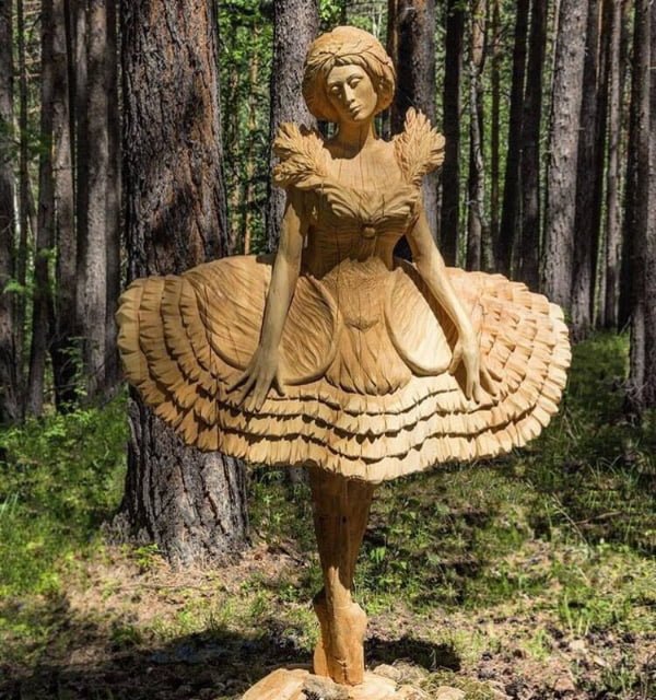 Impressive Wood Carving girl sulpture