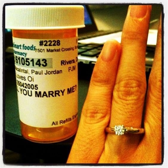 Creative proposal pill bottle