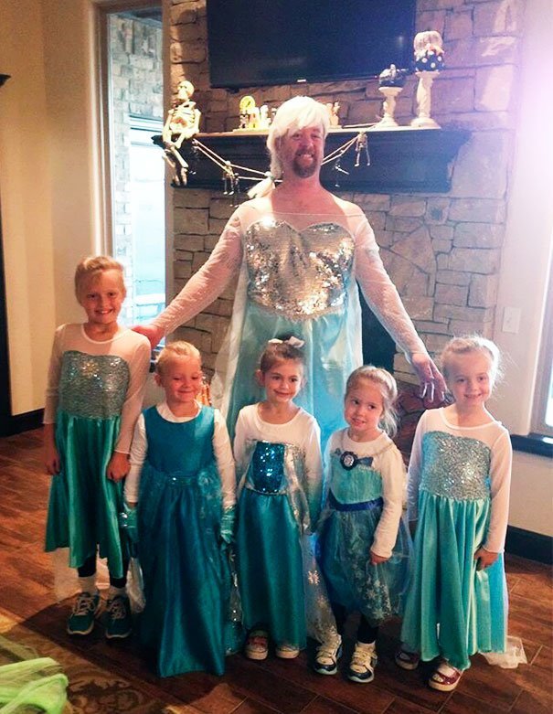 Halloween family cosplay Dad and daughters dressed as Elsa in Frozan