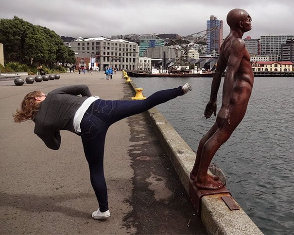 25 Hilarious Times People Took Posing With Statues To Another Level -  Bouncy Mustard
