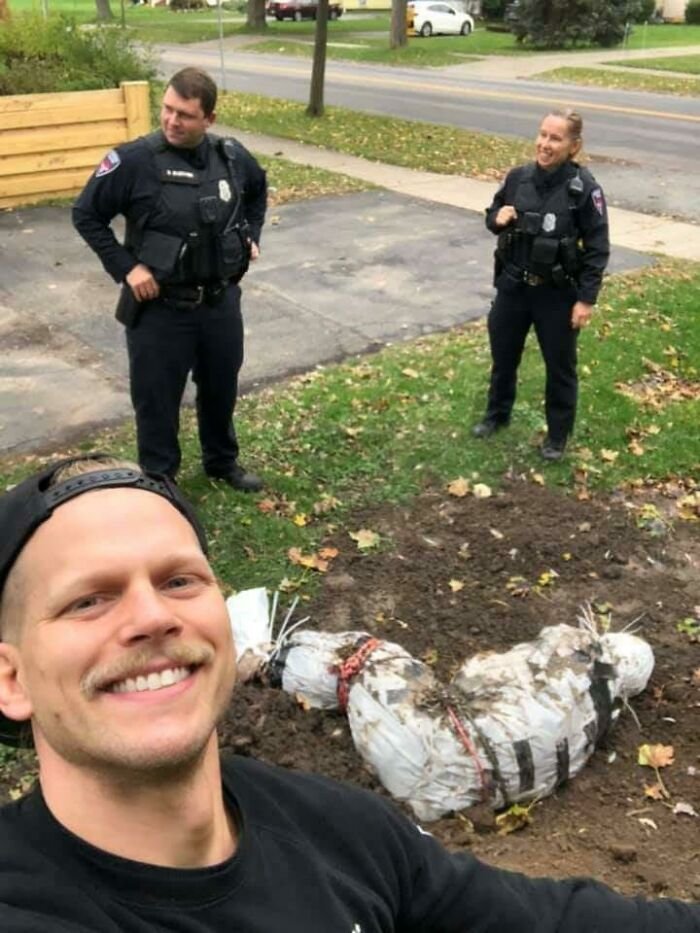 23 Times Halloween Decorations Were So Realistic The Cops Showed Up