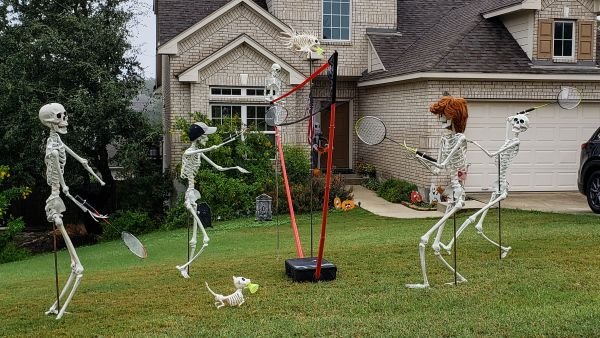 funny Halloween skeleton pose ideas