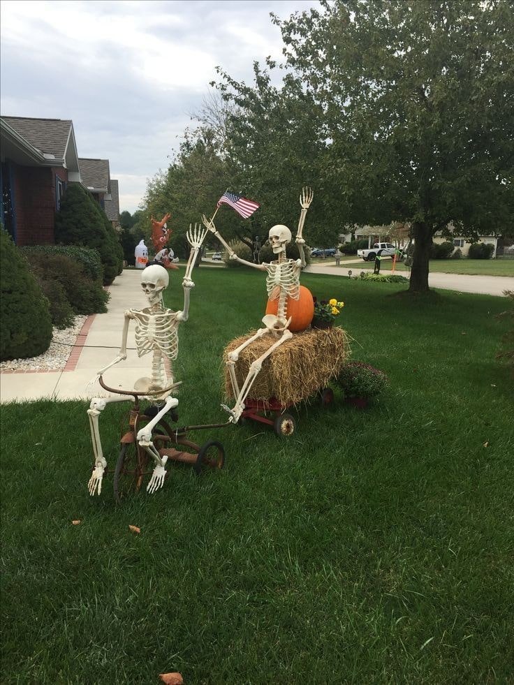 funny Halloween skeleton pose ideas